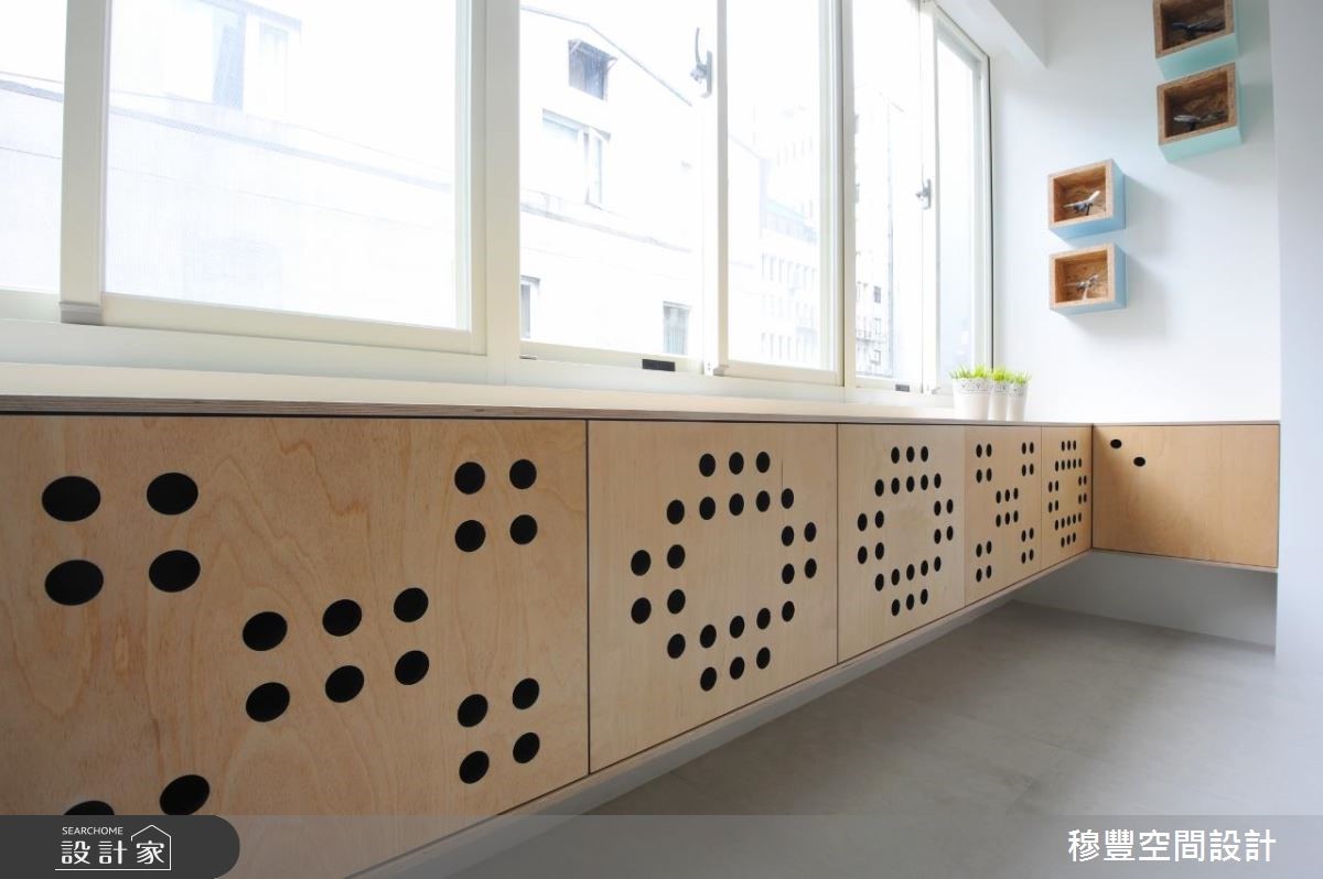 40 年的老屋為傳統長屋，採光極差、漏水嚴重，甚至壁